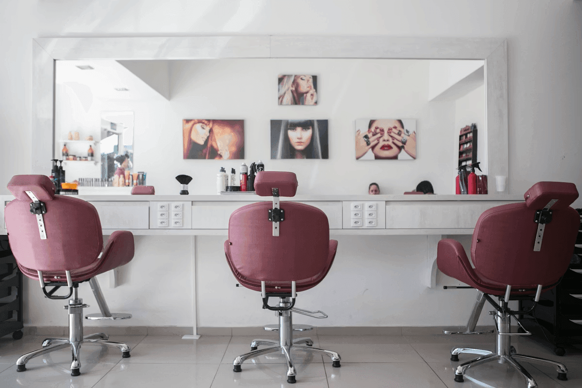 Professionnels de la beauté au travail dans un salon moderne